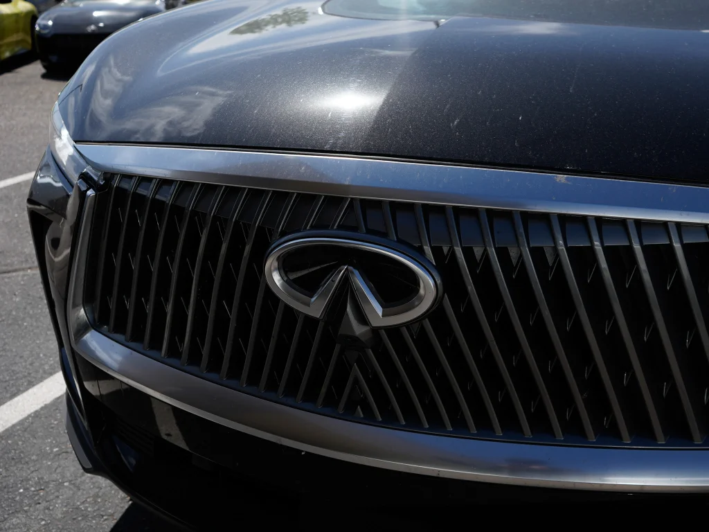 Certified Used 2026 Mineral Black INFINITI LUXE image 4