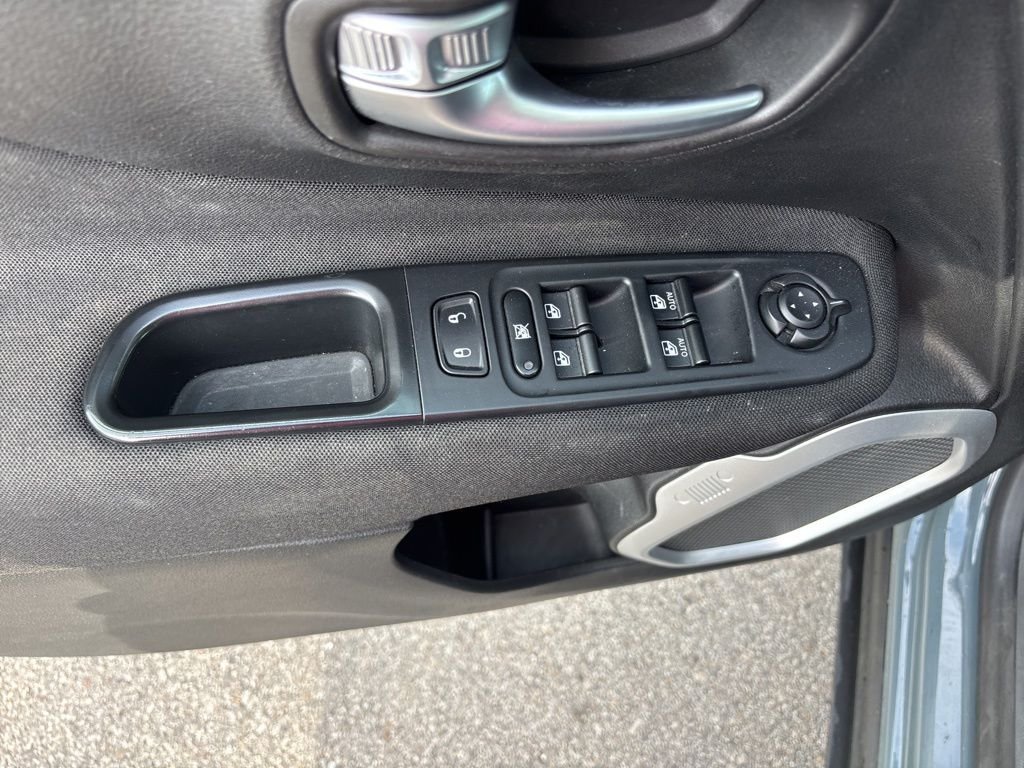Used 2018 Gray Jeep Latitude image 23