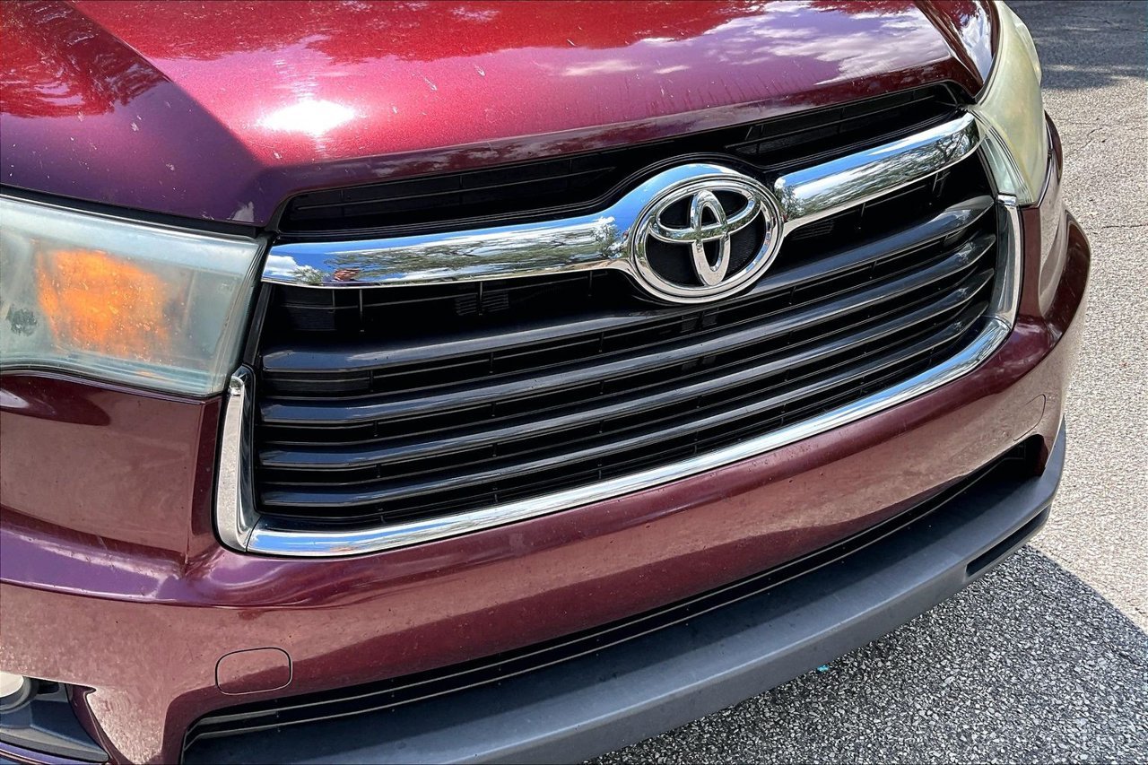 Used 2016 Red Toyota XLE V6 image 34