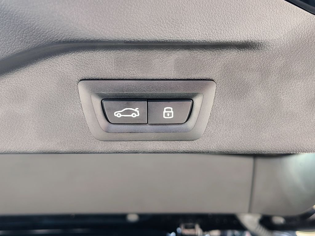 Used 2026 Black BMW xDrive40i image 19