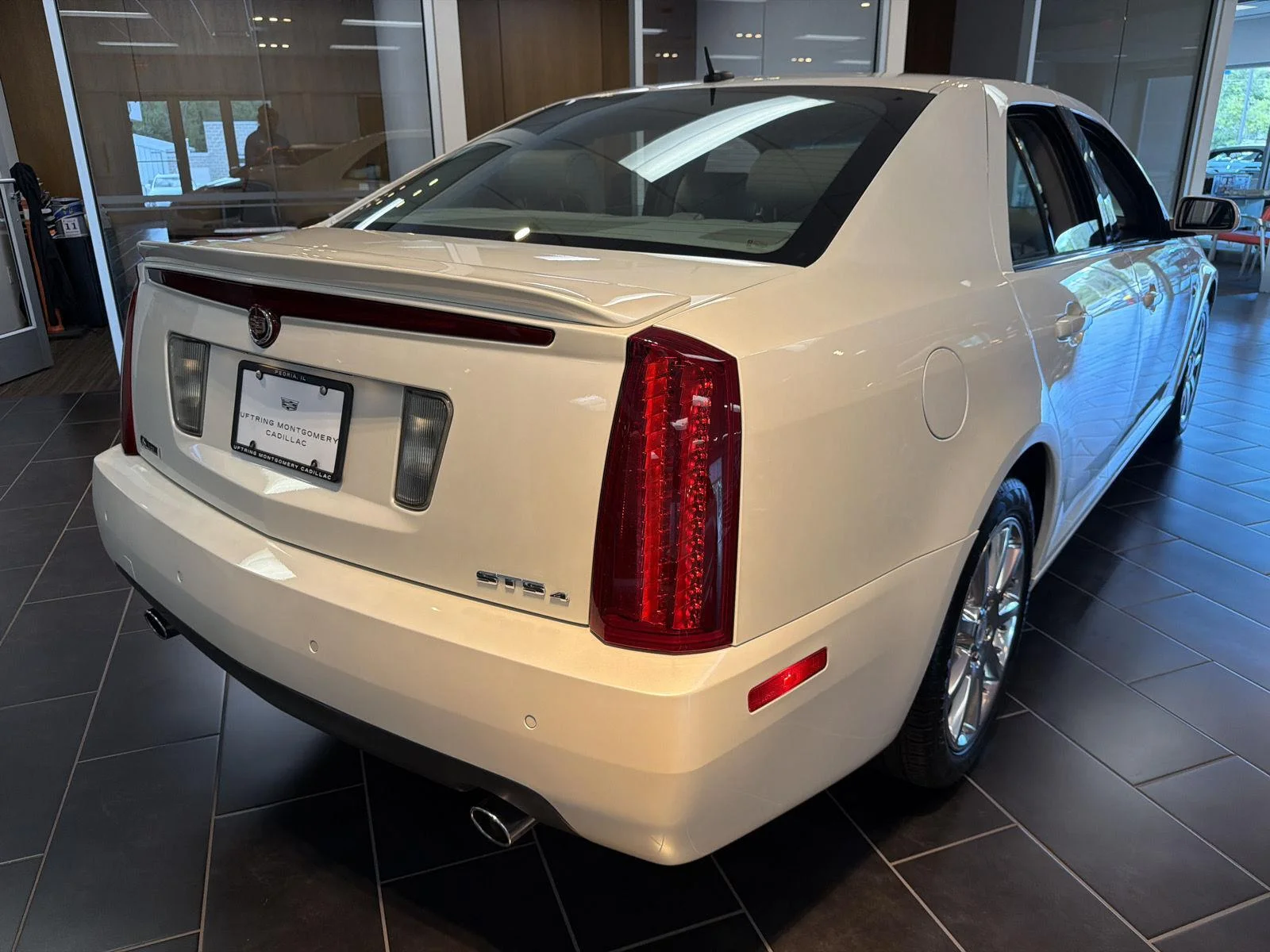 Used 2005 White Diamond Cadillac 4DR SDN V8 image 5