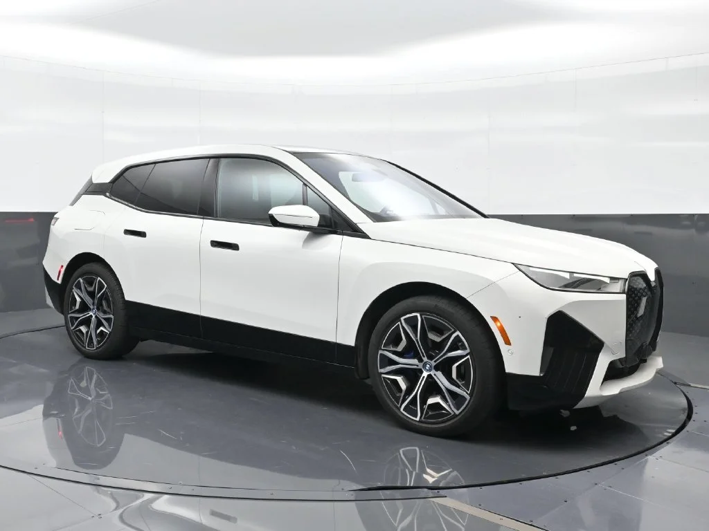 Used 2024 White BMW xDrive50 image 4