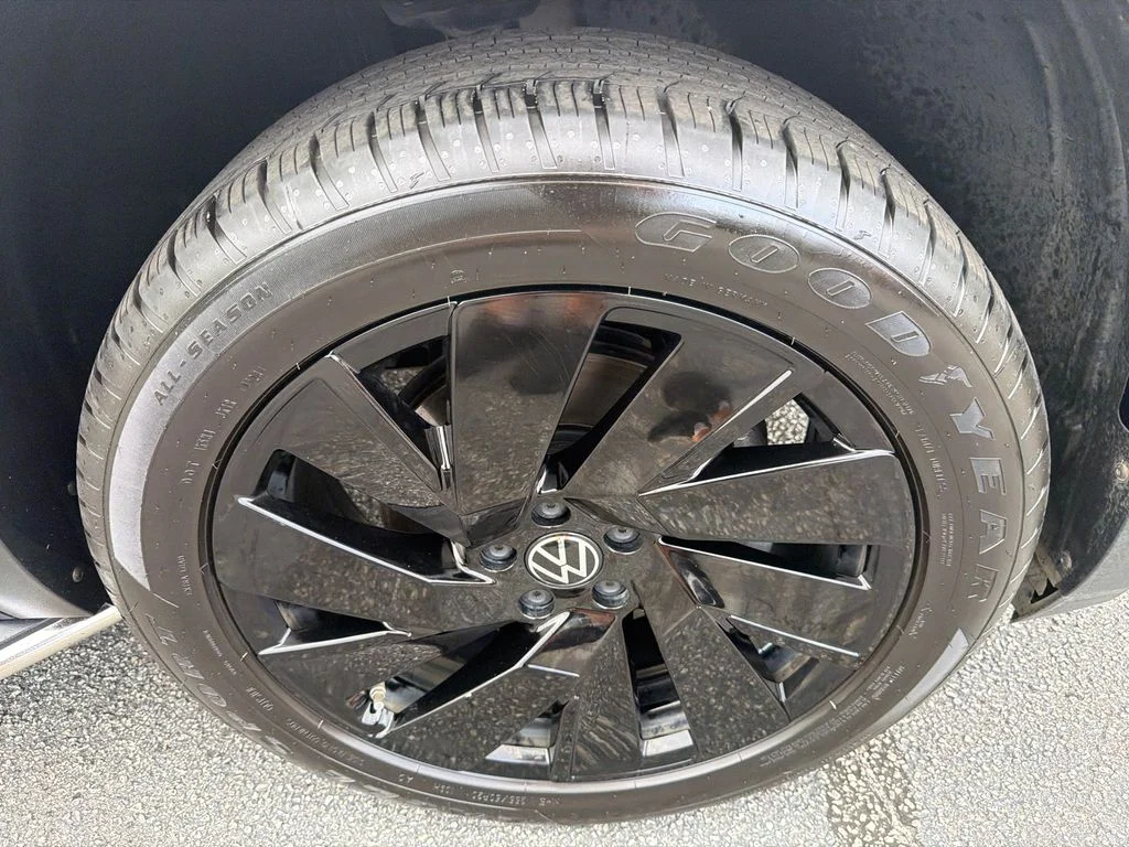 Used 2024  Volkswagen 2.0T SE w/Technology image 12