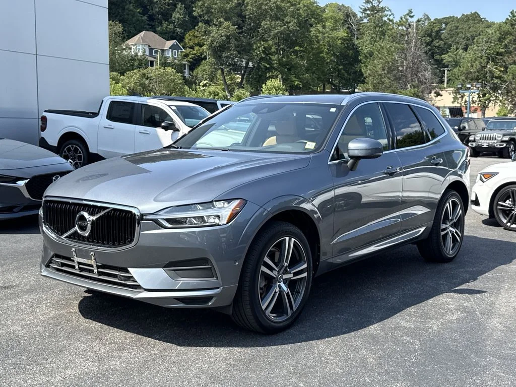 Used 2019 Gray Volvo T6 Momentum image 1