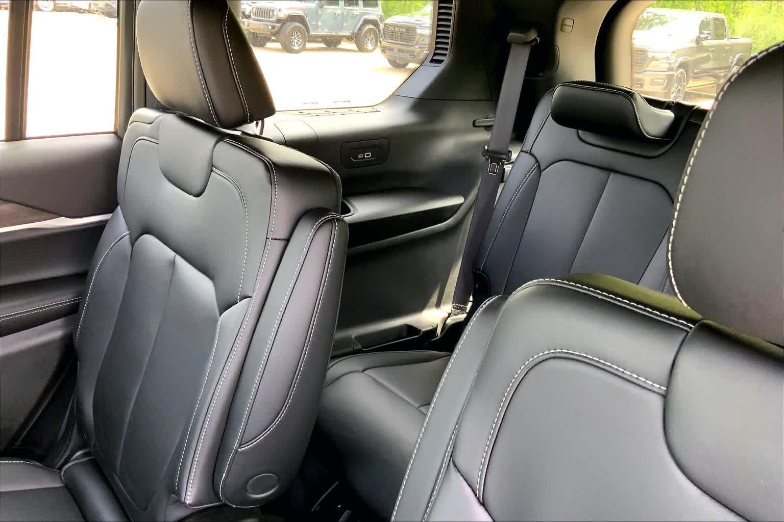 New 2026 Diamond Black Crystal Pearl-Coat Exterior Paint Jeep Limited image 17