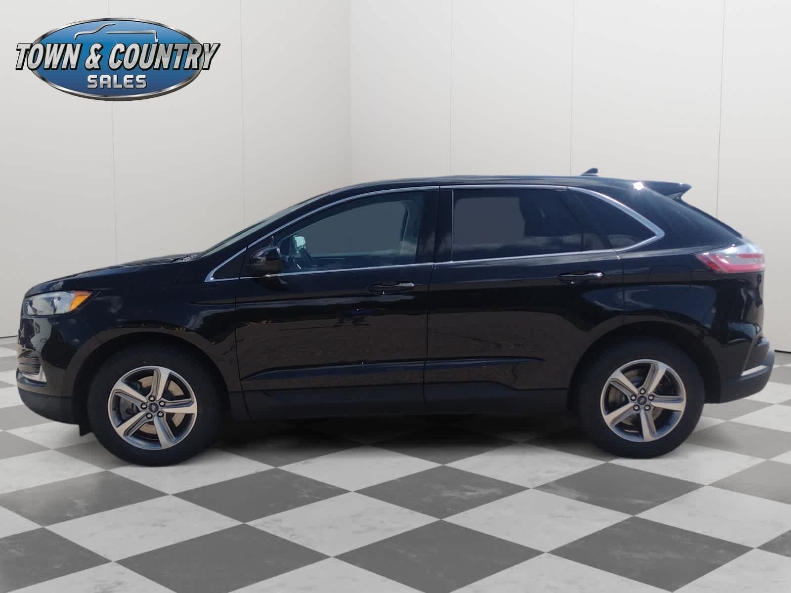 Used 2022 Agate Black Metallic Ford SEL image 4