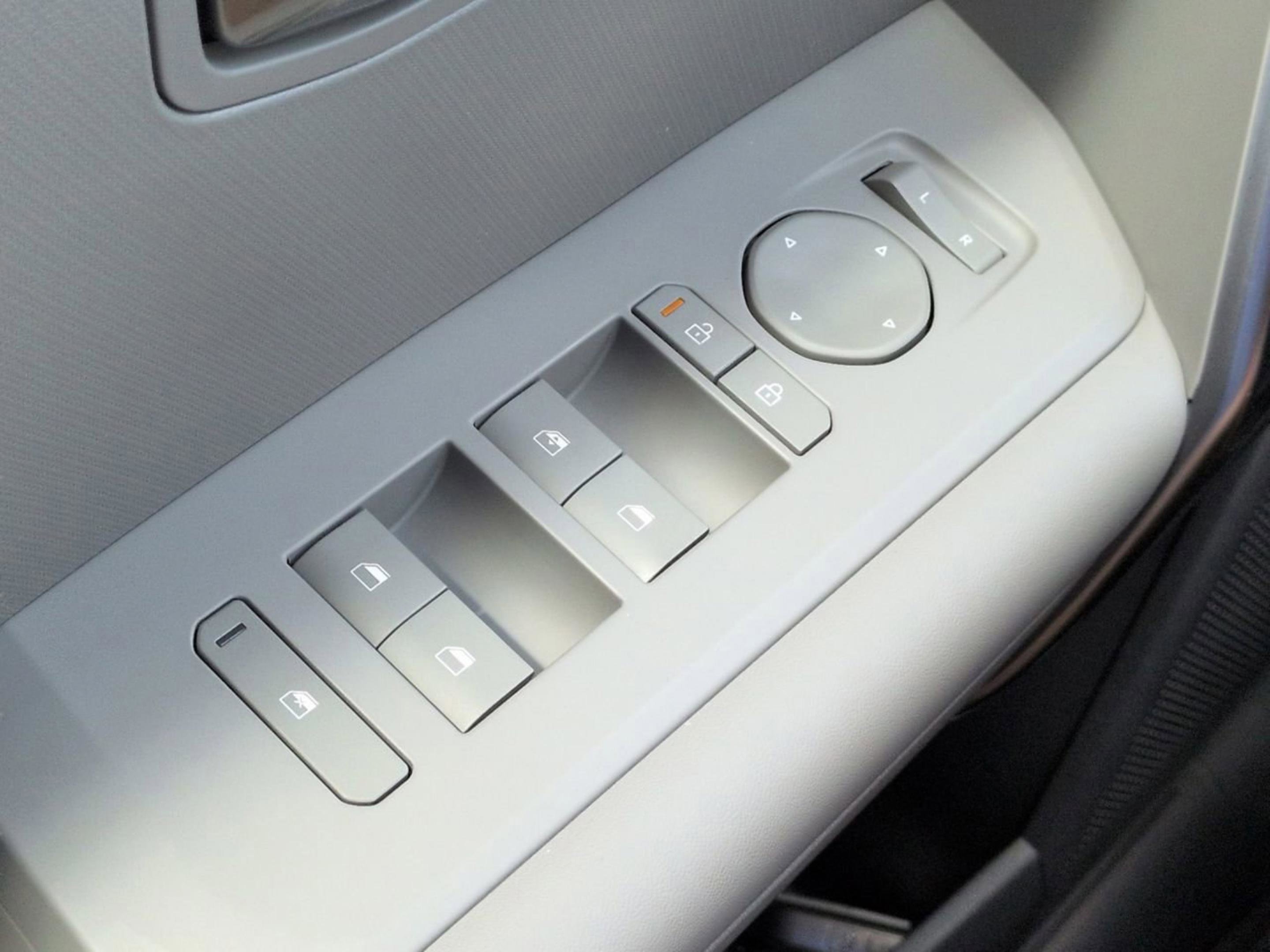 New 2027 Ivory Silver Kia S image 25