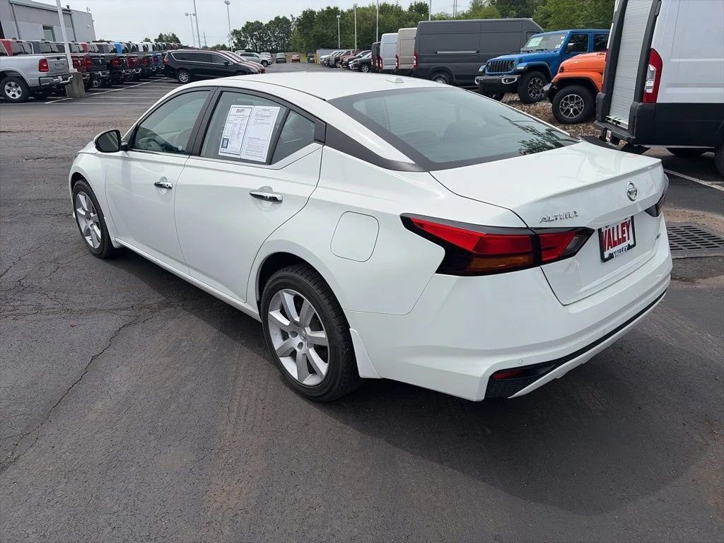 Used 2022 White Nissan 2.5 image 4