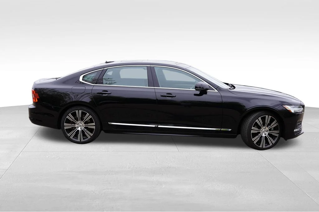 Used 2023 Onyx Black Metallic Volvo B6 Plus image 3