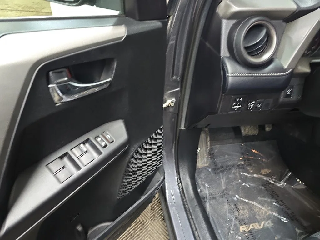 Used 2018 Gray Toyota XLE image 28