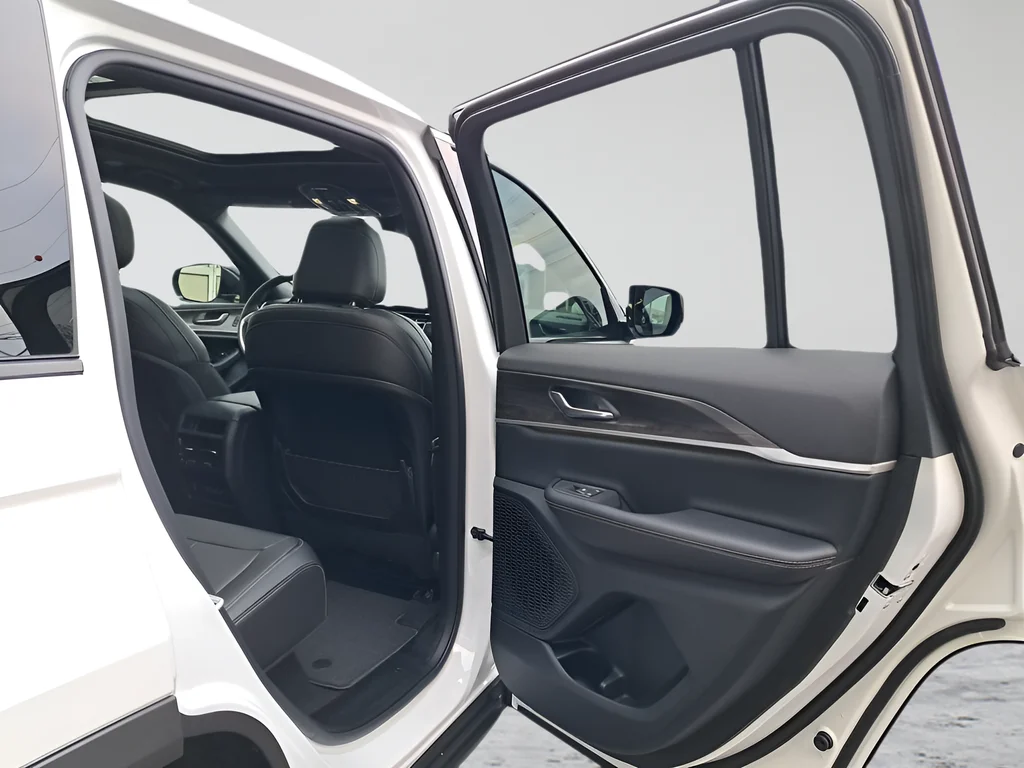New 2025 Bright White Clear-Coat Exterior Paint Jeep Limited image 13