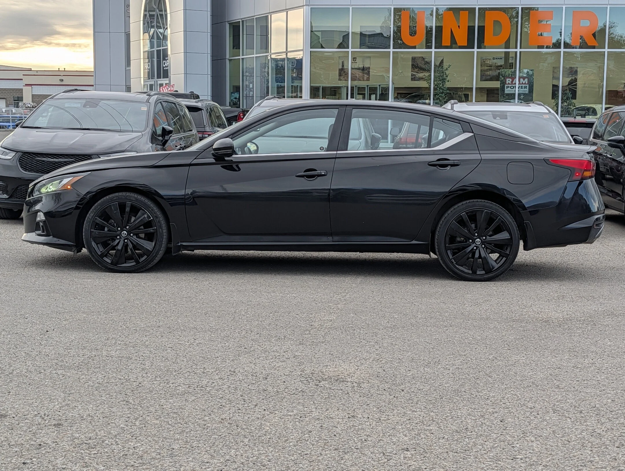 Used 2022 Black Nissan 2.5 SR Midnight Edition AWD - Leather - Sunro - 2.5 SR Midnight Edition Sedan image 5