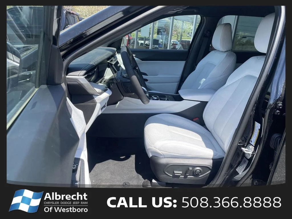 New 2026 Diamond Black Crystal Pearl-Coat Exterior Paint Jeep Laredo image 10
