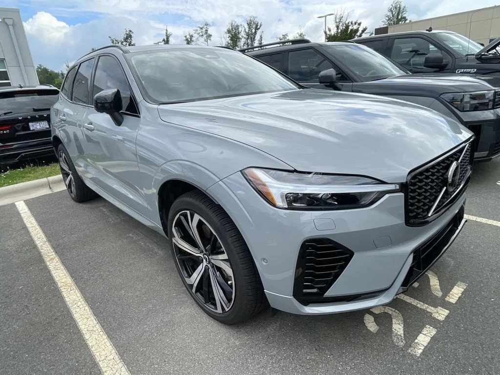 2025 Volvo XC60 T8 Ultra Dark AWD's photo