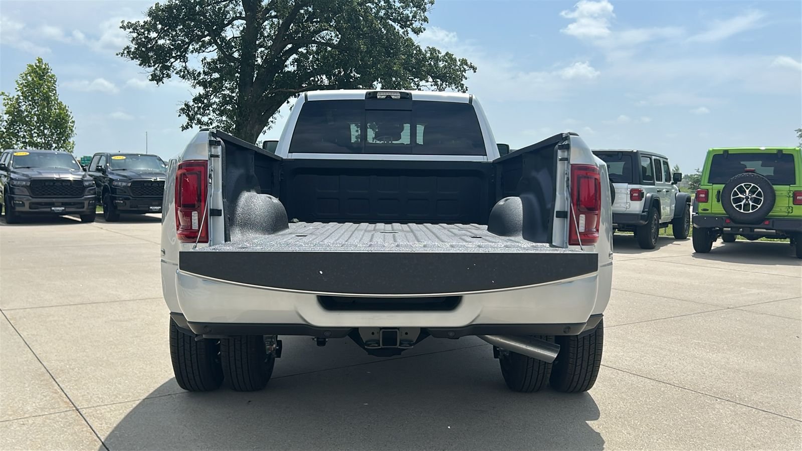 New 2026 Silver-Zynith Exterior Paint RAM Laramie image 17