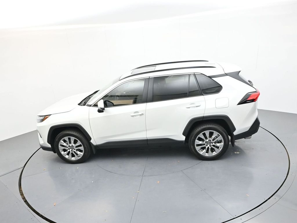 Used 2025 Beige Toyota XLE Premium image 21