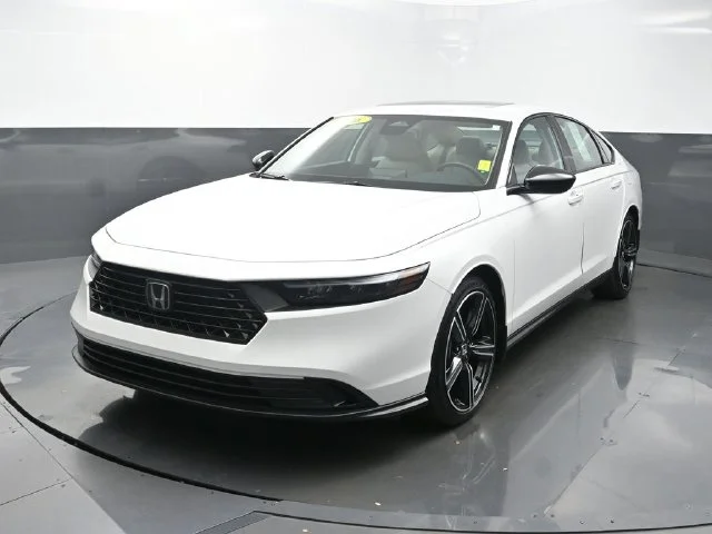 Used 2026 White Honda SE image 1