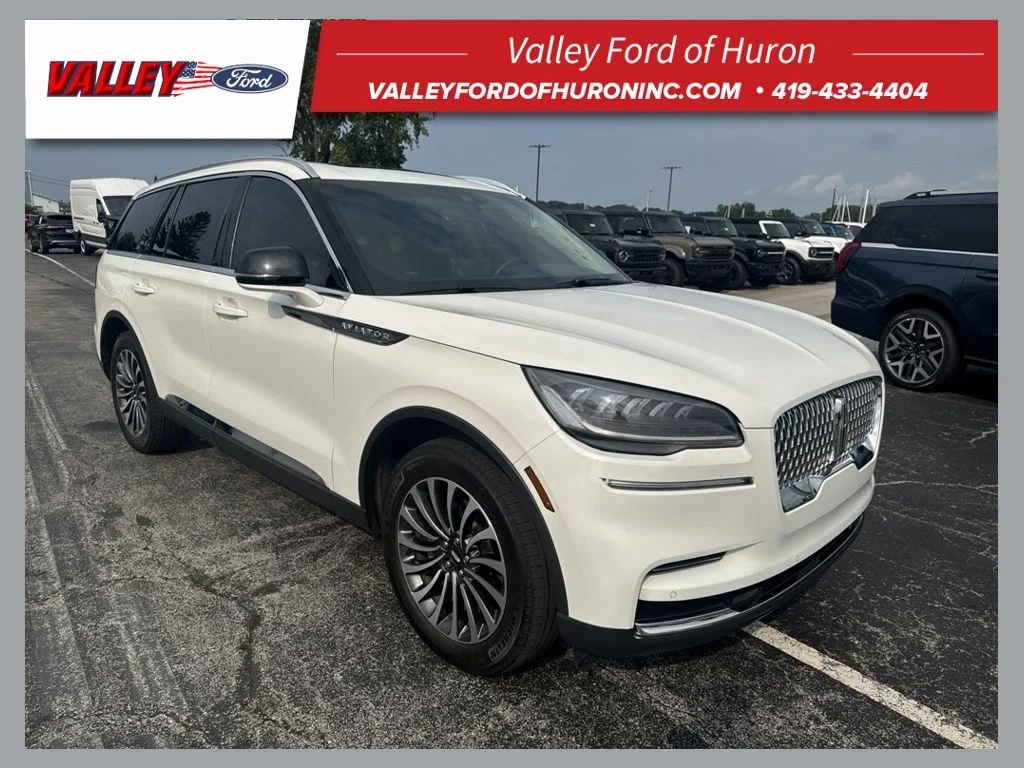 Used 2023 White Metallic Lincoln Standard image 1