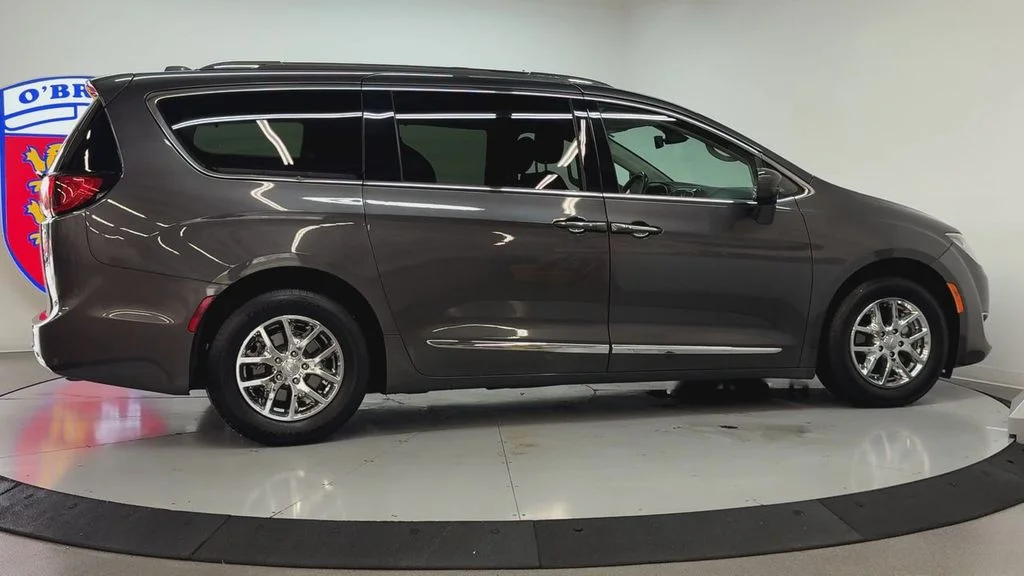 Used 2020 Crystal Metallic Chrysler Touring L image 4