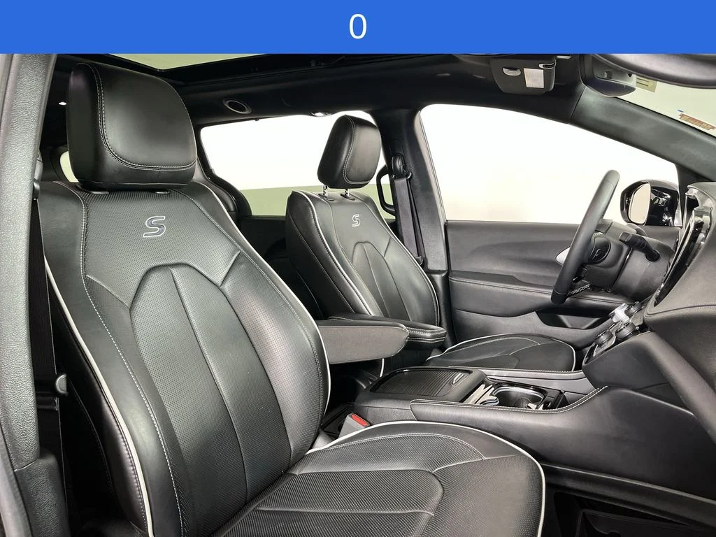 Used 2025 Black Chrysler Limited image 27