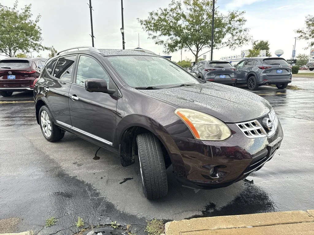 Used 2013 Black Nissan SL image 5