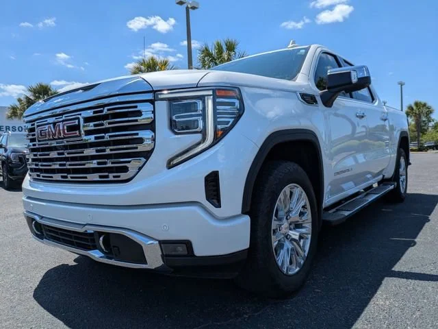 Used 2024 White Frost Tricoat GMC Denali image 9