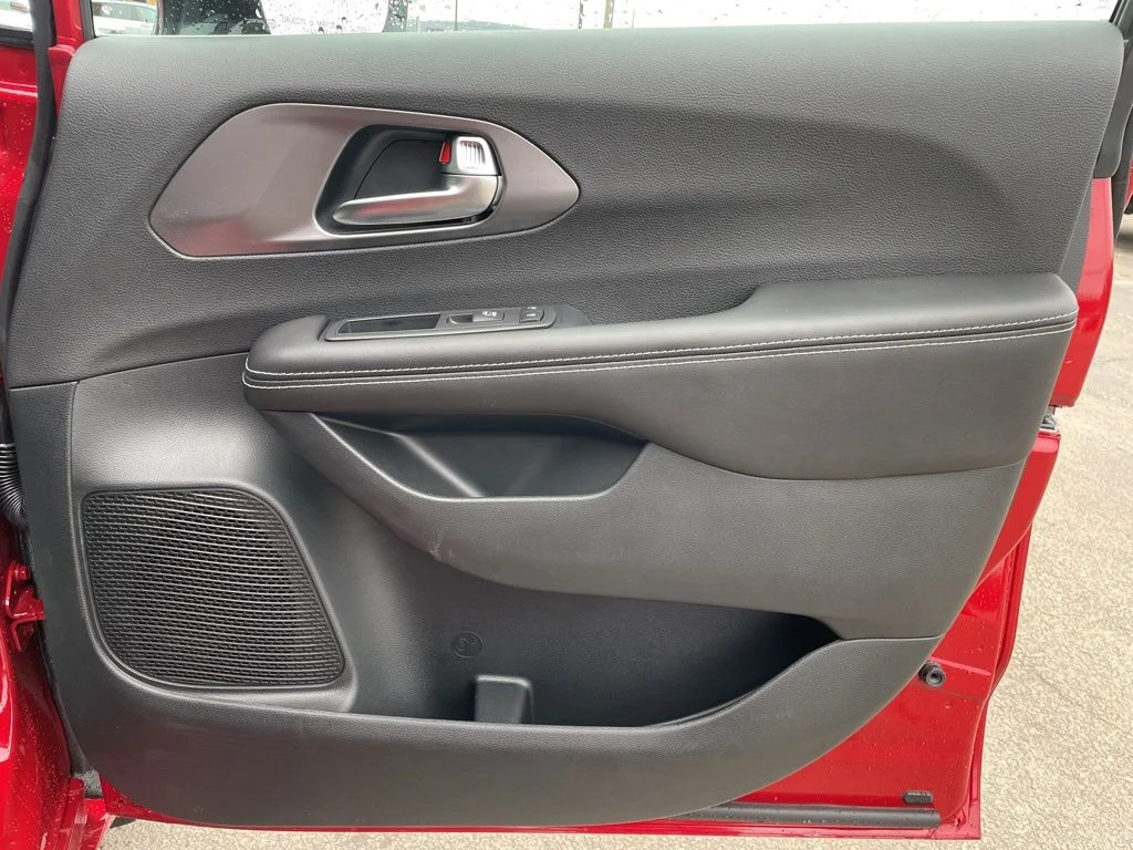 New 2026 Red Hot Pearl-Coat Exterior Paint Chrysler Select image 15