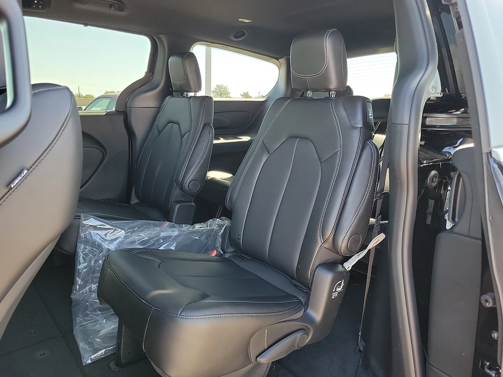New 2027 Diamond Black Crystal Pearlcoat Chrysler SELECT image 9