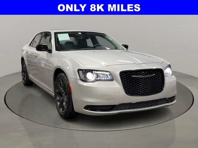 2023 Chrysler 300 Touring's photo