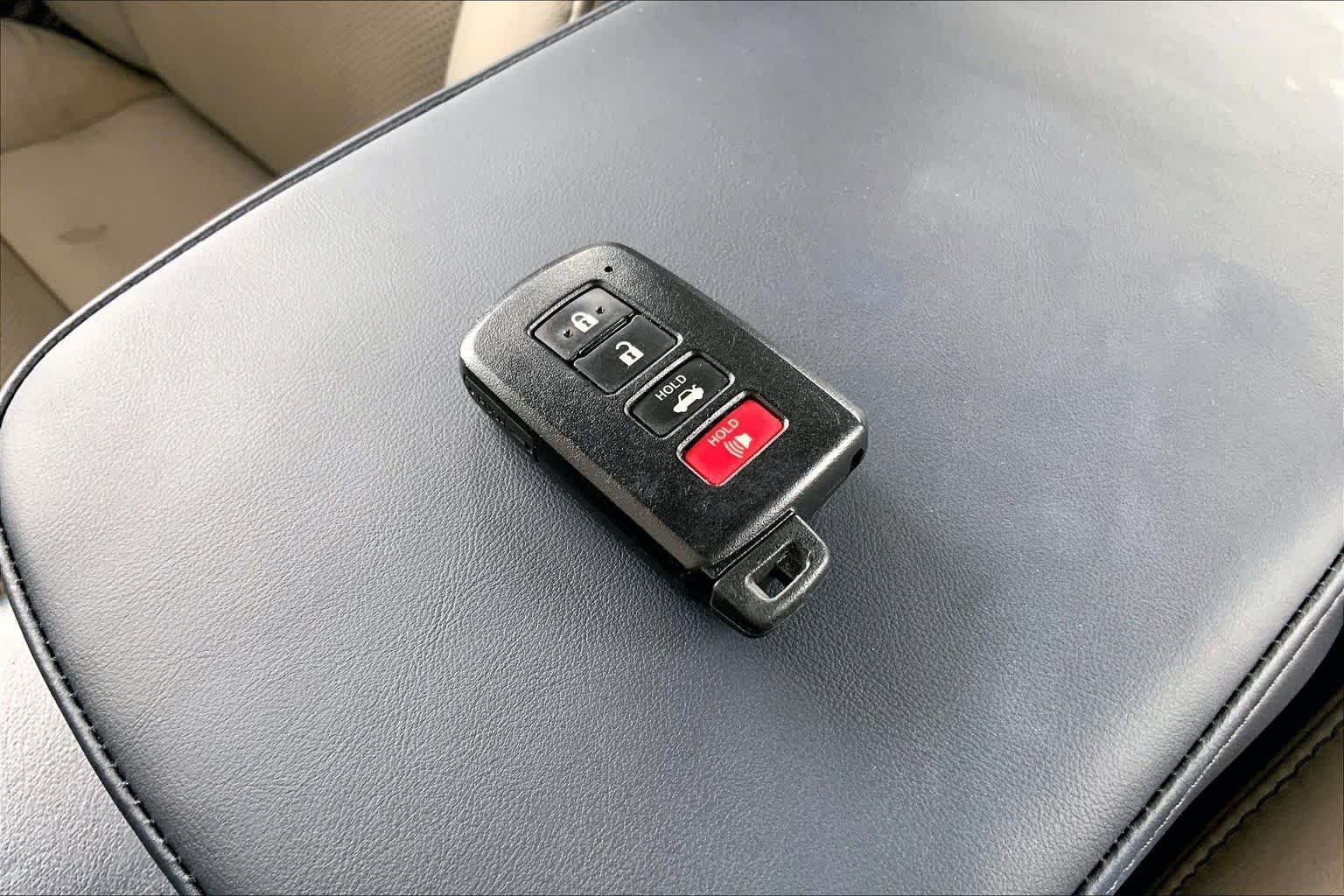 Used 2014 Creme Brulee Mica Toyota XLE image 15