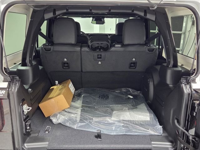 New 2026 Black Clear-Coat Exterior Paint Jeep Sahara image 12