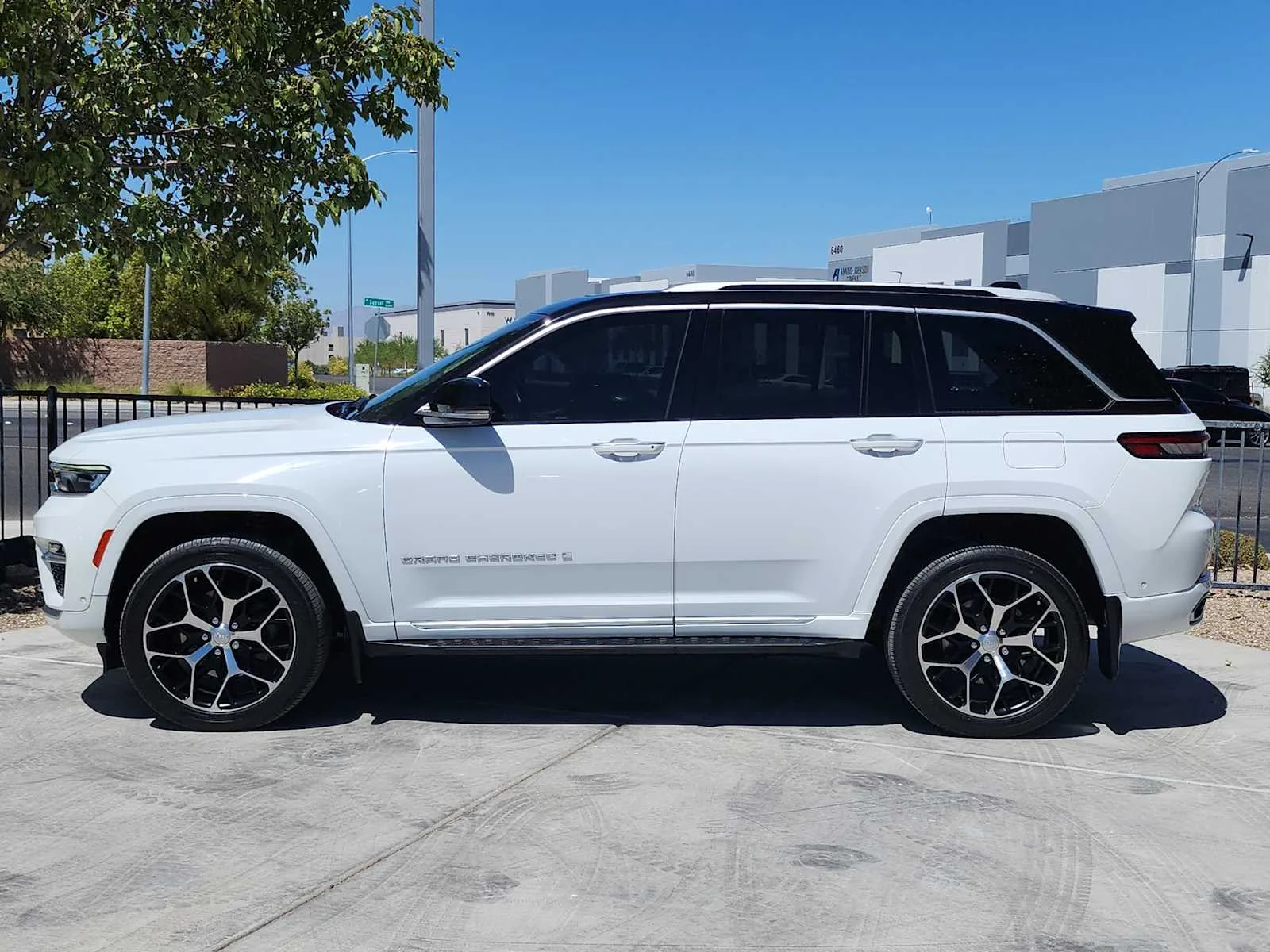 Used 2022 Bright White Clearcoat Jeep Summit Reserve image 5