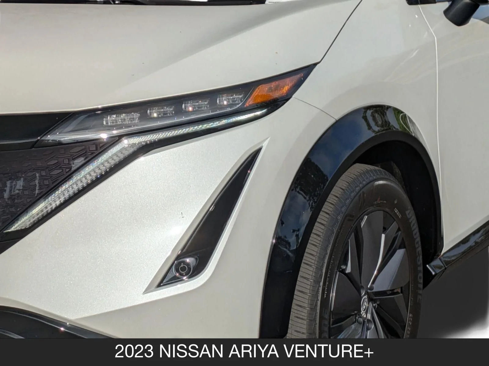 Used 2023 Everest White Pearl Tricoat/Black Diamond Pearl Nissan VENTURE+ image 10