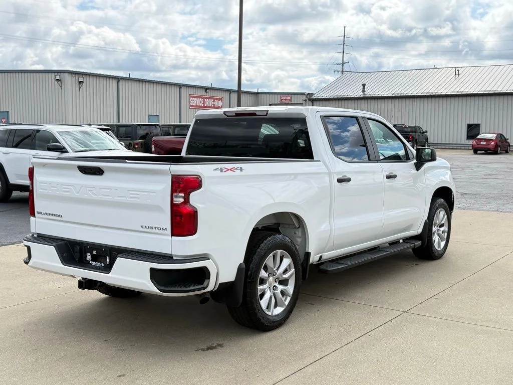 Used 2022  Chevrolet Custom image 7