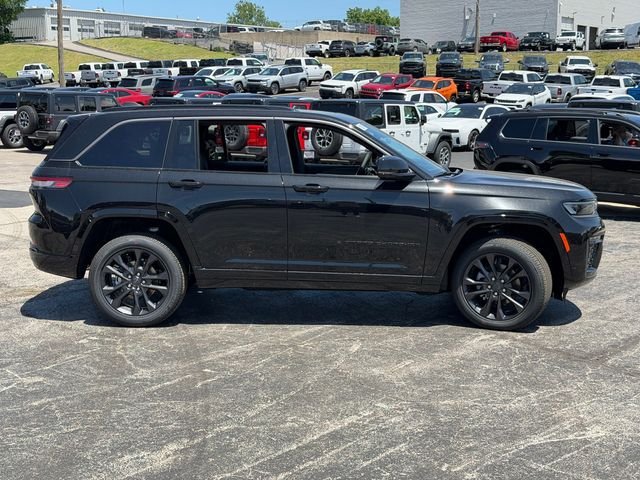New 2026 Diamond Black Crystal Pearl-Coat Exterior Paint Jeep Limited Reserve image 5