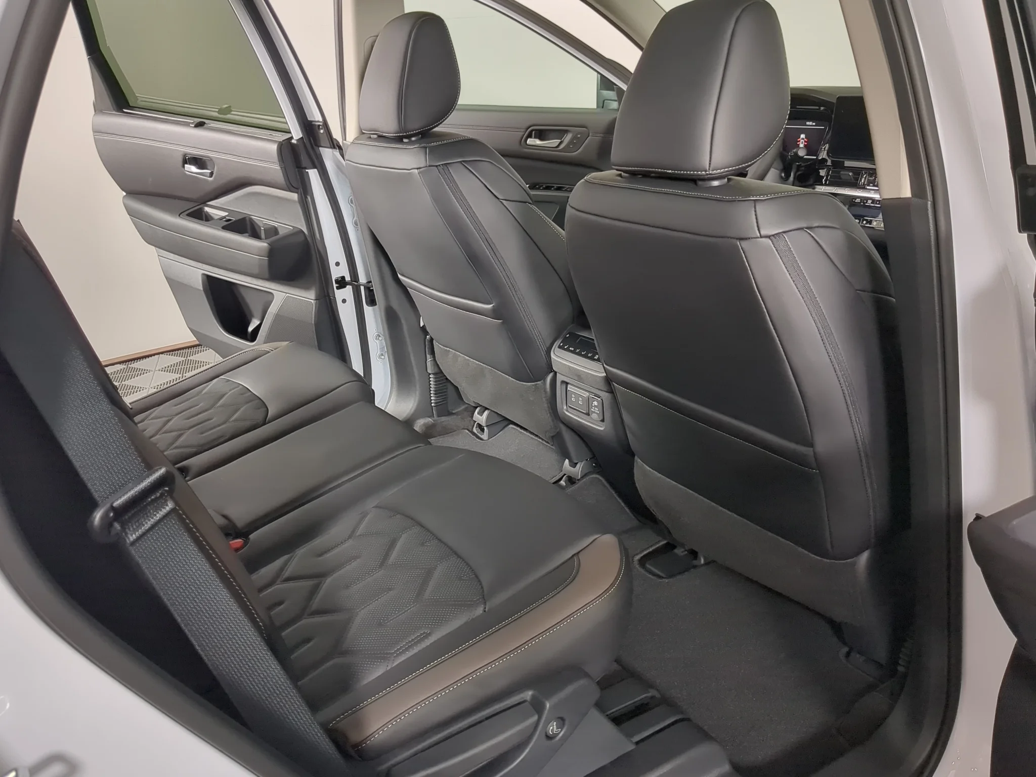 New 2026 2T WHT BLK Nissan Platinum image 23