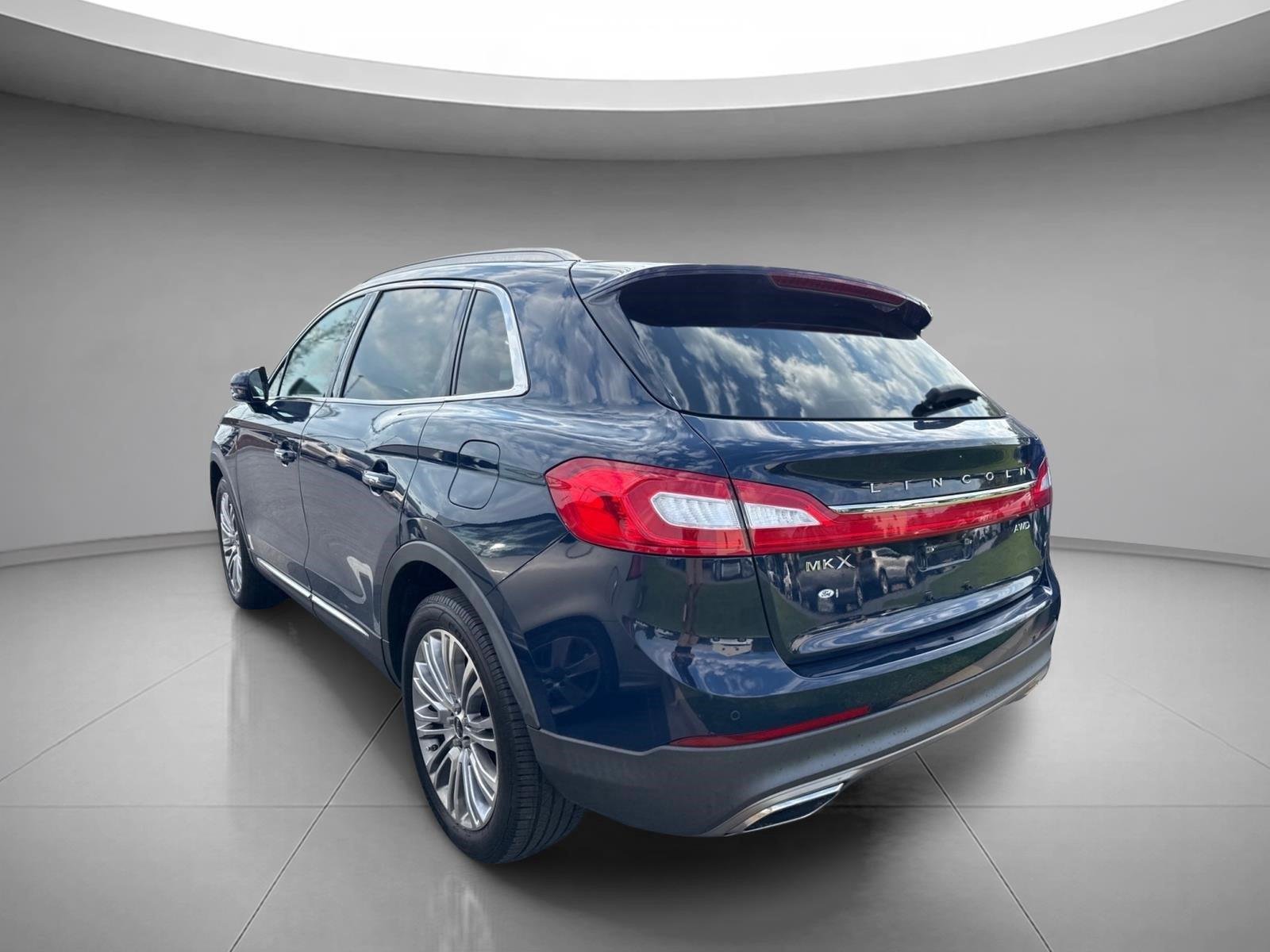 Used 2018 Blue Diamond Metallic Lincoln Reserve image 9