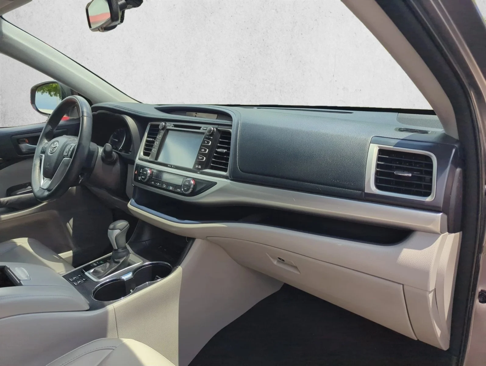 Used 2015 Predawn Gray Mica Toyota XLE image 25