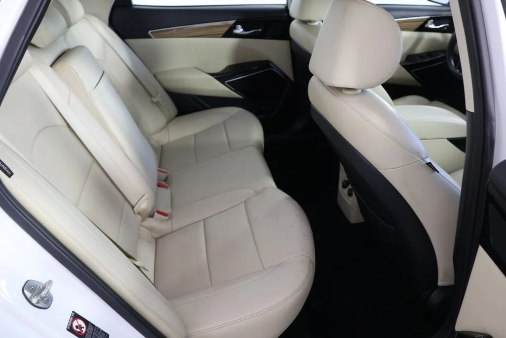 Used 2019 White Kia Technology image 23