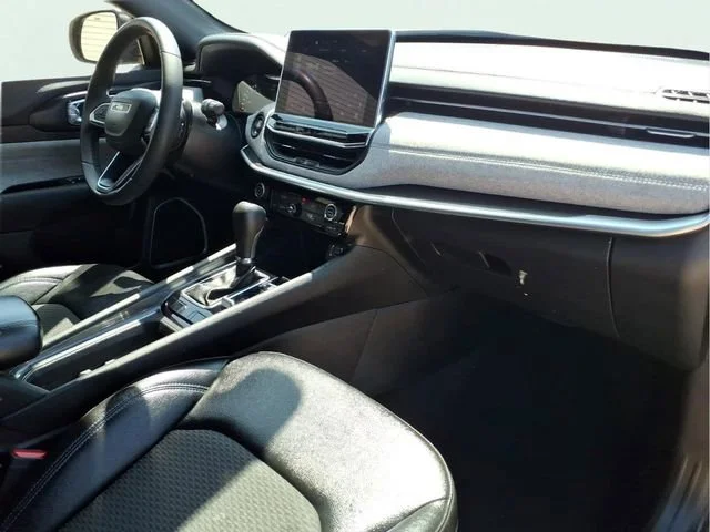 Used 2024  Jeep Latitude image 22