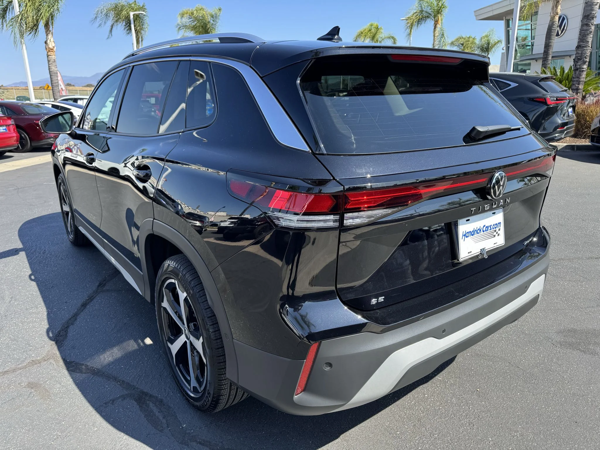 Used 2025 Deep Black Pearl Volkswagen SE w/Sunroof 4Motion image 7