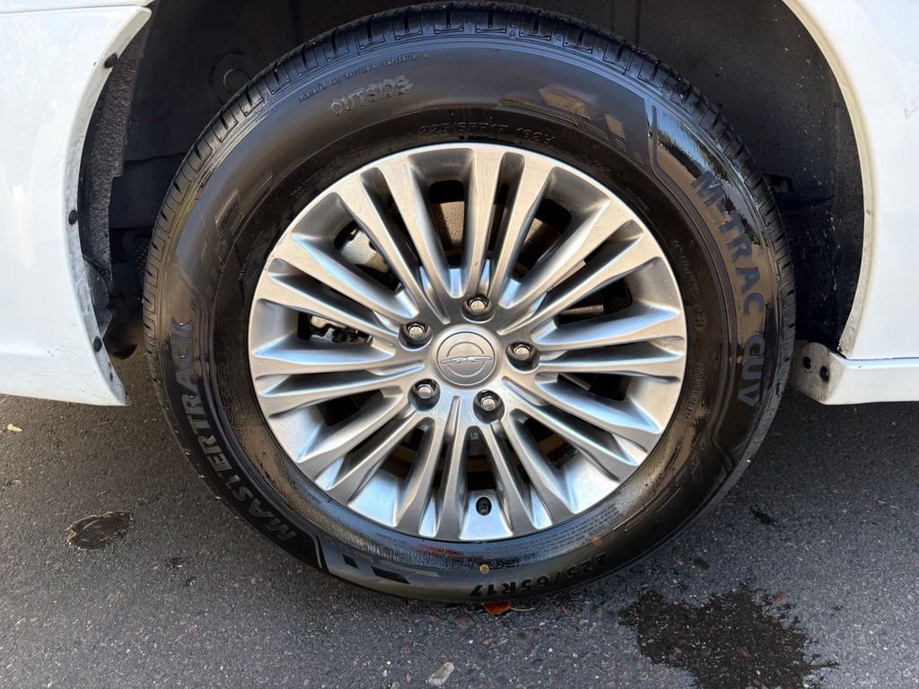 Used 2015 White Chrysler Touring-L image 6