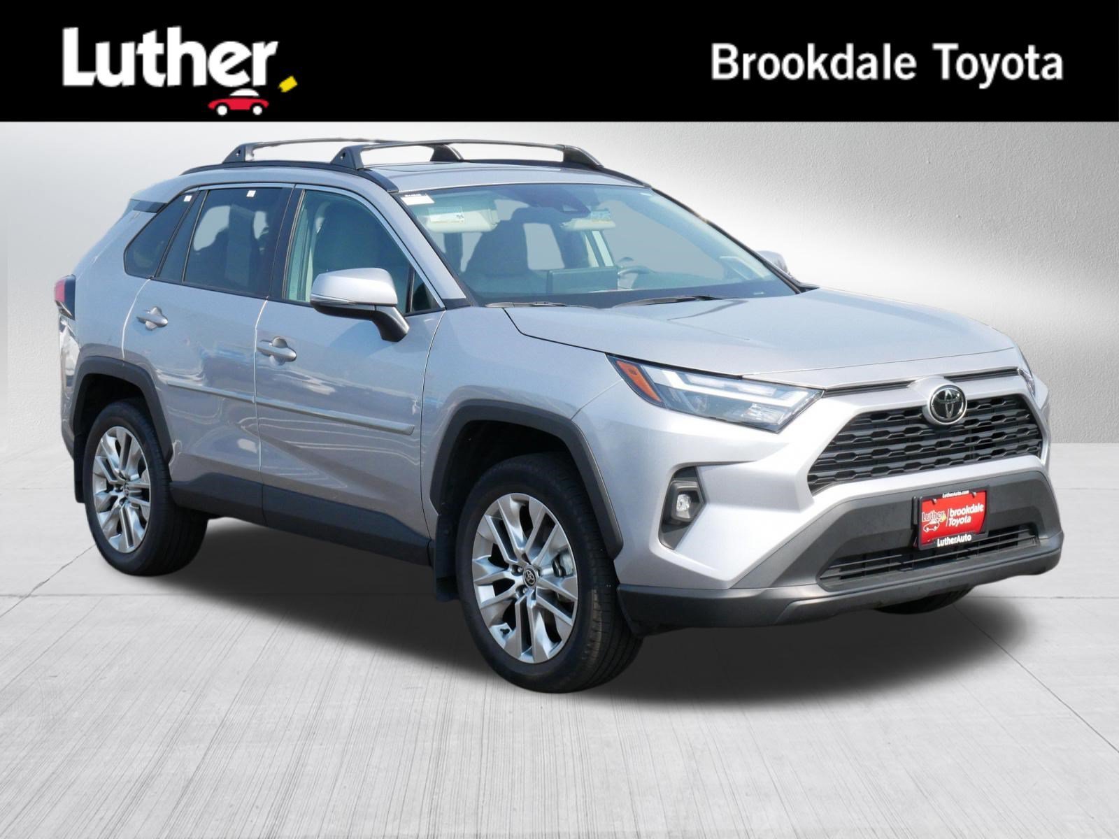 Certified Used 2025 SILVER SKY METALLIC Toyota XLE Premium image 1