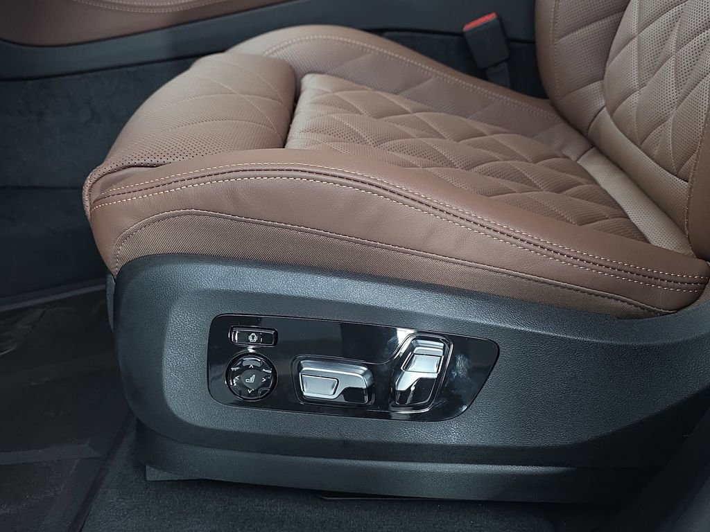 New 2026 Mineral White Metallic BMW xDrive50e image 28
