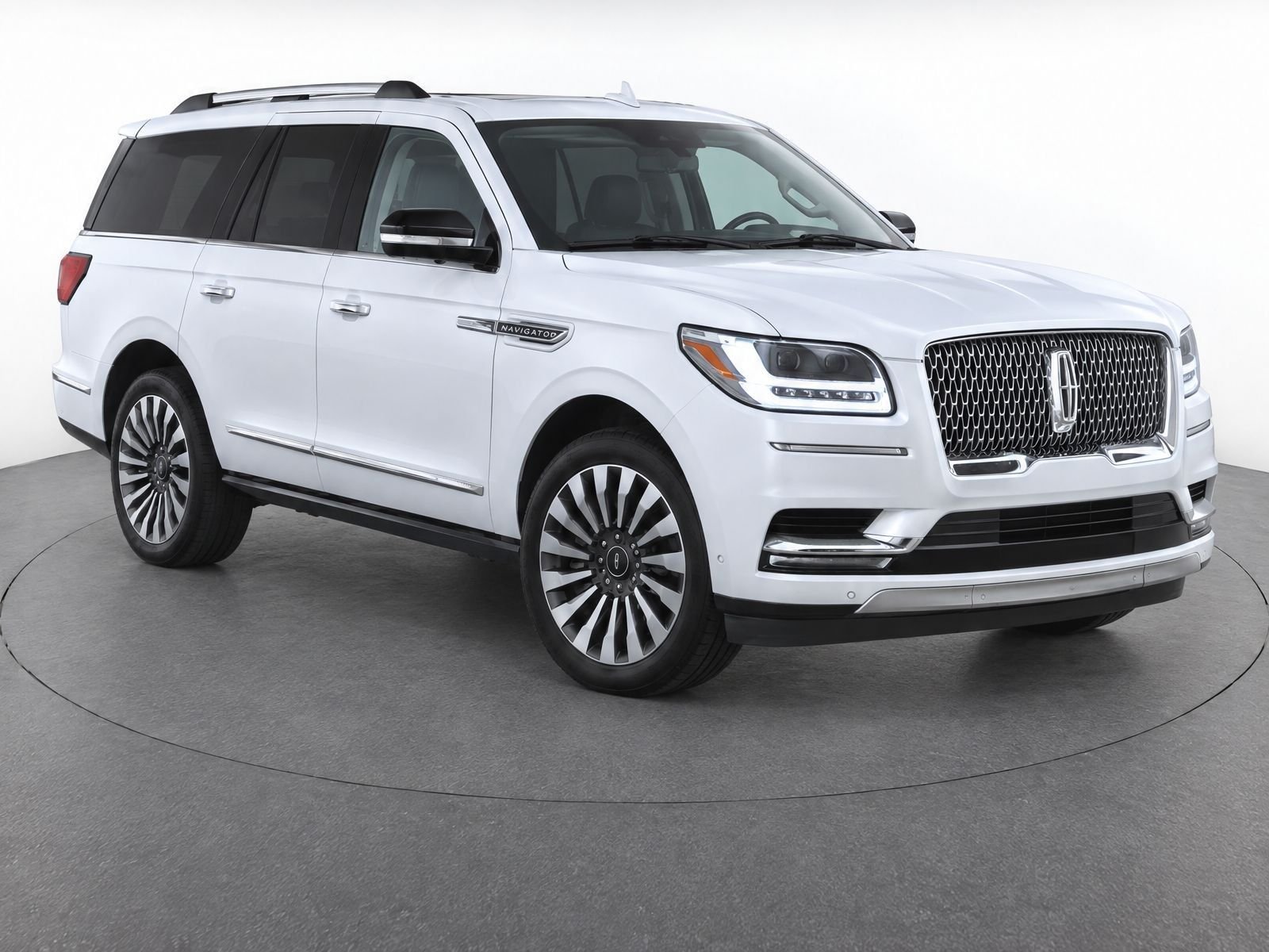 Used 2018 White Platinum Metallic Tri-Coat Lincoln Reserve image 2