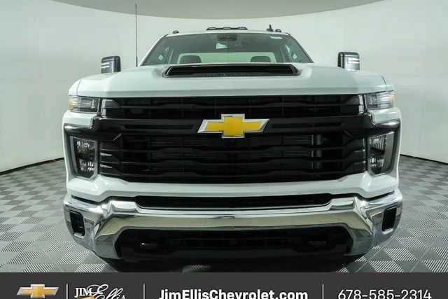New 2026 Summit White Chevrolet WT image 27