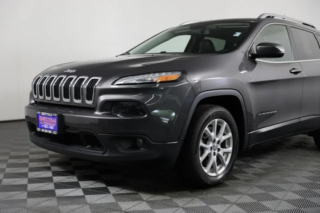 Used 2018 Gray Jeep Latitude Plus image 27