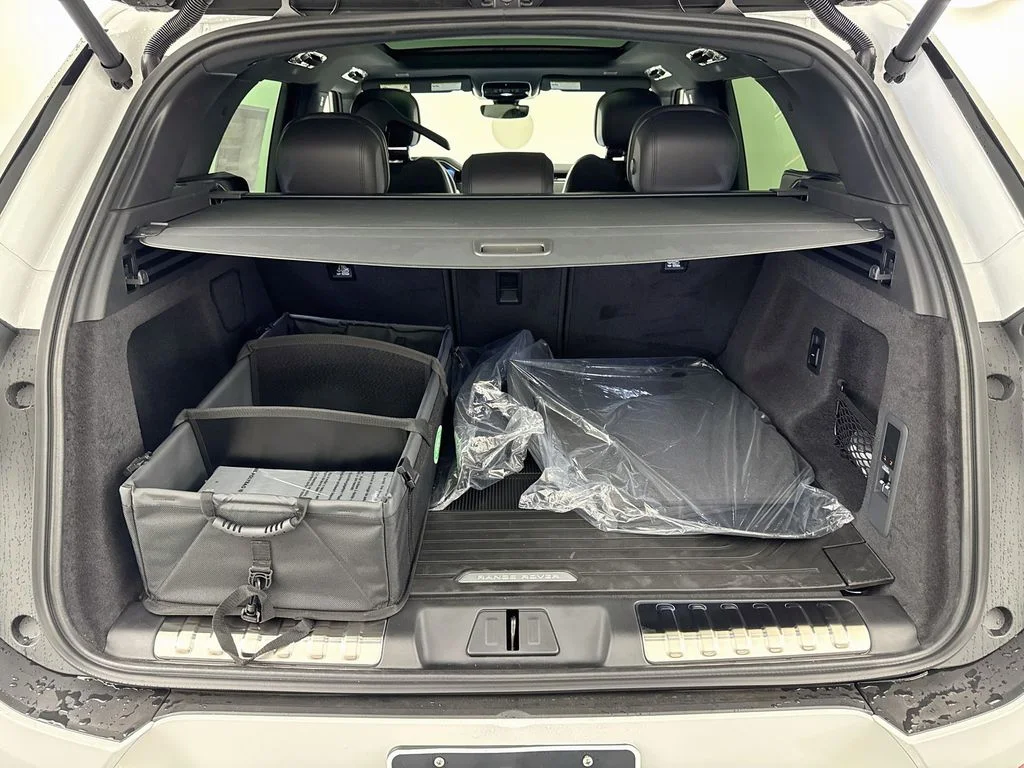 New 2026 Fuji White Land Rover Dynamic SE image 28