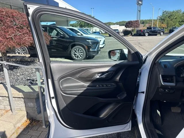 Used 2024 White GMC SLE image 9