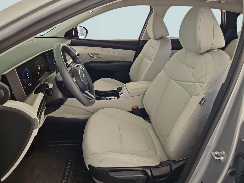 Used 2025 Silver Hyundai SE image 21